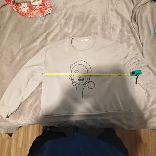 Sudadera beige con estampado de rostro