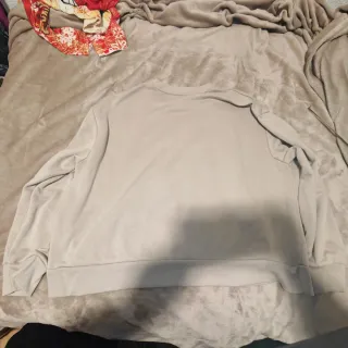 Sudadera beige con estampado de rostro