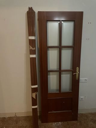 Puerta madera con cristales