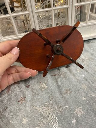 Mesa de madera para casa de muñecas