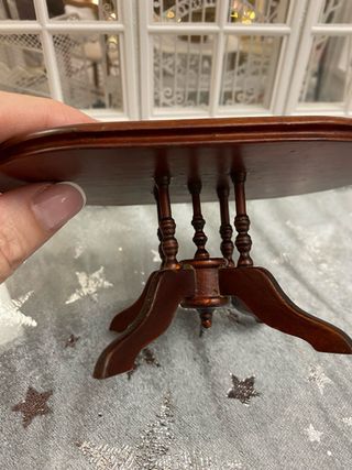 Mesa de madera para casa de muñecas