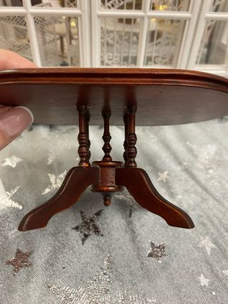 Mesa de madera para casa de muñecas