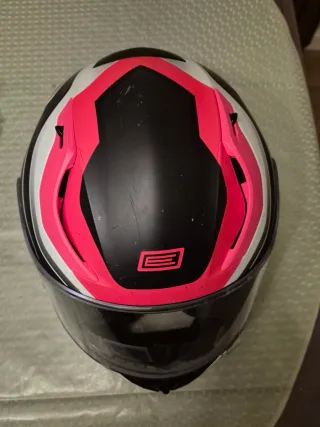 Casco de moto integral rosa y negro