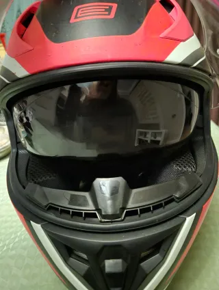 Casco de moto integral rosa y negro