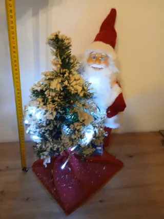 Babbo Natale con albero luminoso