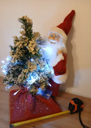 Babbo Natale con albero luminoso