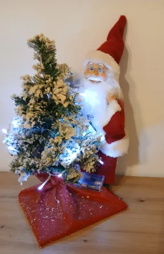 Babbo Natale con albero luminoso