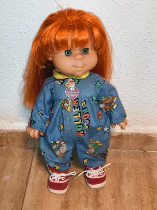 Muñeca Poca Pecas con mono y zapatillas