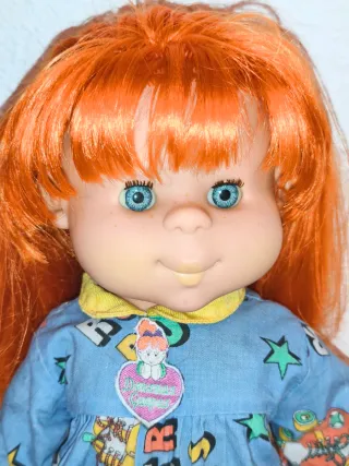 Muñeca Poca Pecas con mono y zapatillas