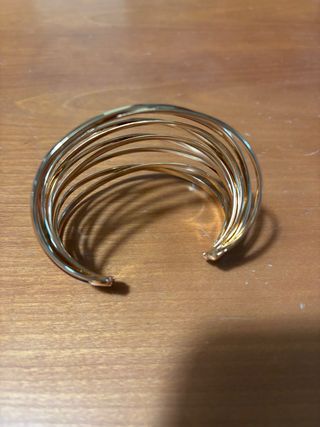 Bracciale rigido intrecciato in metallo color oro