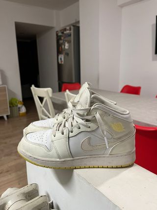 Jordan 1 Mid Blancas y Amarillas
