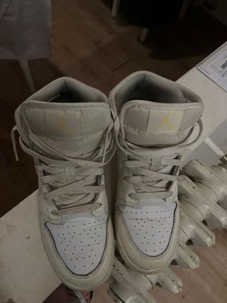 Jordan 1 Mid Blancas y Amarillas