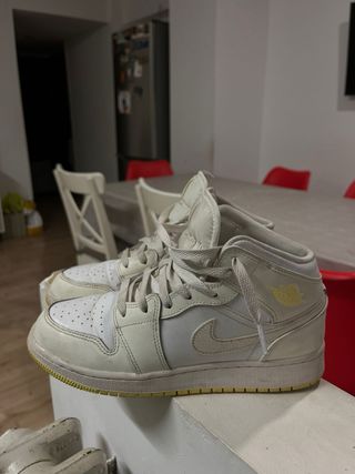 Jordan 1 Mid Blancas y Amarillas