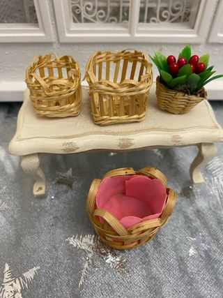 Cestas de mimbre para casa de muñecas