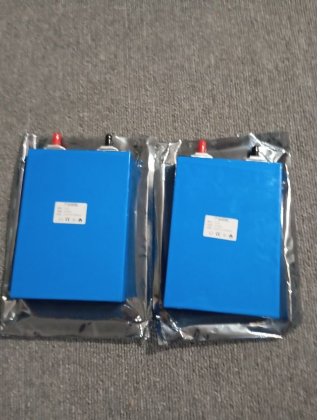 Lotto di 4 batterie LiFePO4 3.2V nuove