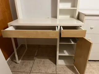 Mesa estudio Ikea Mickey con estantería