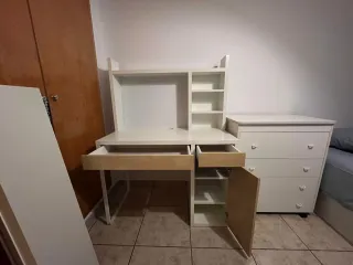 Mesa estudio Ikea Mickey con estantería