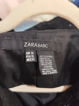 Abrigo negro con detalles de pelo