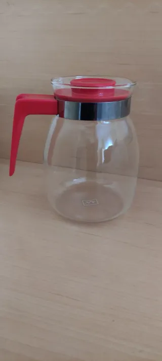 Jarra de cristal vintage con asa roja