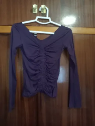 Top morado fruncido manga larga