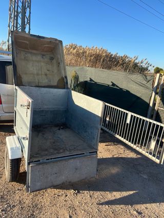 Remolque cerrado gris con tapa blanca