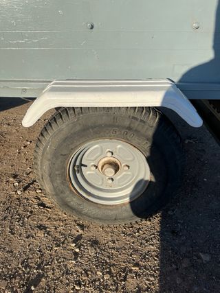 Remolque cerrado gris con tapa blanca