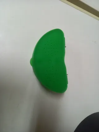 Portacebos verde con pinchos