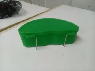 Portacebos verde con pinchos