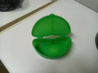 Portacebos verde con pinchos