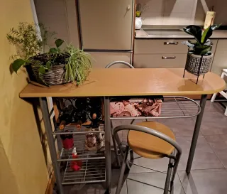 Mesa alta o barra de cocina con 2 taburetes