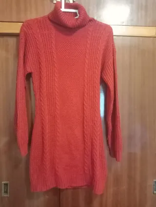 Vestido rojo de punto con cuello alto