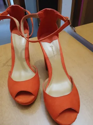 Sandalias tacón rojas Stradivarius