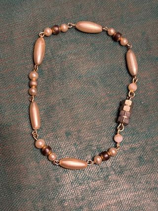 Pulsera dorada y gris con cuentas