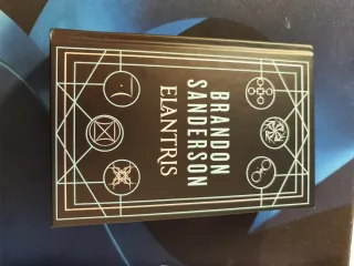 Elantris (edición limitada con cantos tintados)...