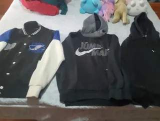 Lote 3 prendas niño Talla S: Chaqueta y 2 Sudadera