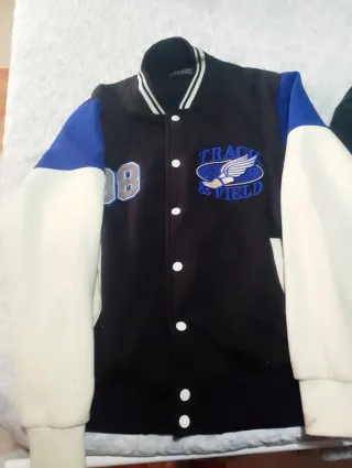 Lote 3 prendas niño Talla S: Chaqueta y 2 Sudadera