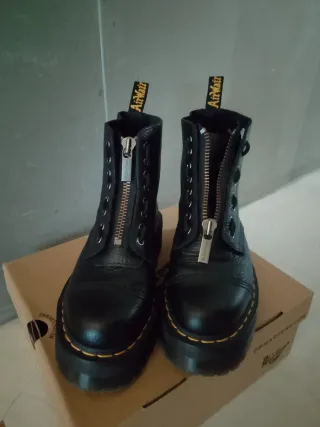 Botas Dr. Martens Sinclair No sé hacen envíos.
