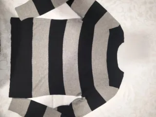 Pullover donna girocollo a righe manica lunga.