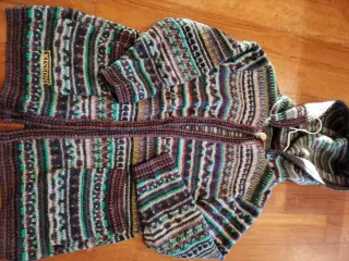 Maglione Missoni colorato con cappuccio.