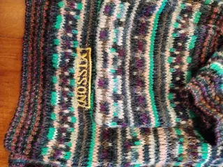 Maglione Missoni colorato con cappuccio.