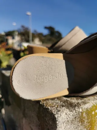 Zuecos de ante beige