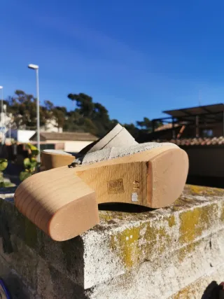 Zuecos de ante beige