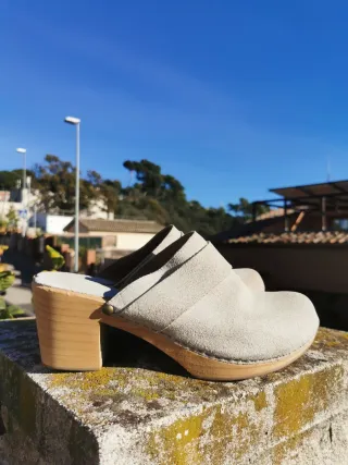 Zuecos de ante beige