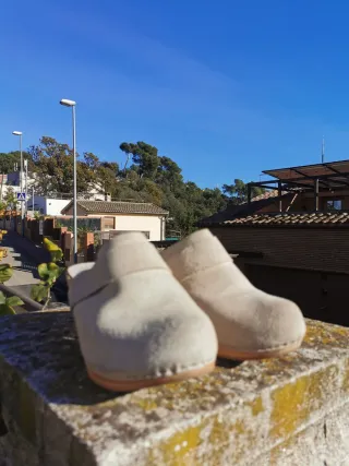 Zuecos de ante beige