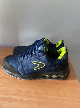 Zapatos de trabajo azules y negros