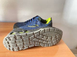 Zapatos de trabajo azules y negros