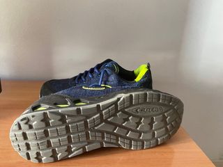 Zapatos de trabajo azules y negros