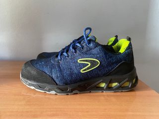 Zapatos de trabajo azules y negros