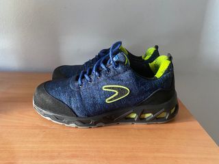 Zapatos de trabajo azules y negros