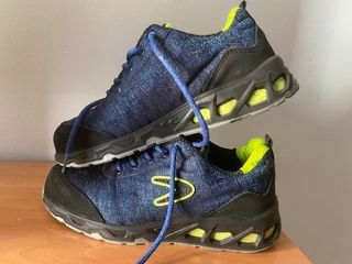 Zapatos de trabajo azules y negros